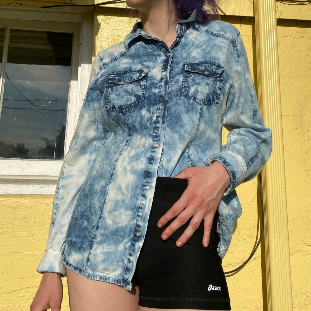Ali & Kris Button-Down Blue Acid Wash Shirt - Picture 2 of 4